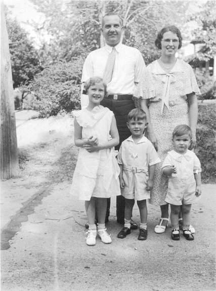 Mom-Dad-and-kids.jpg - H. Leonard, Lois (Franklin), Dot, Ken, Ralph